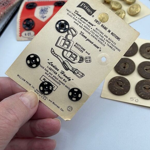 Nine cards of fun vintage buttons snaps fasteners - Picture 11 of 13